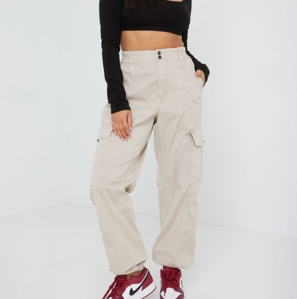 EUC Garage Chicago Size XS Brianna Bubble Beige Cargo Pants!!